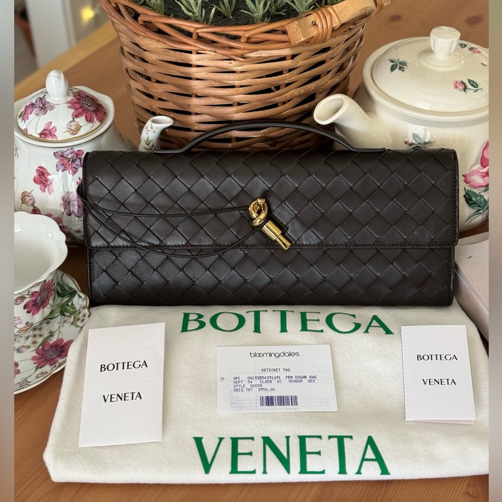 NWT Bottega Veneta Andiamo Clutch Top Handle (Fondant)
